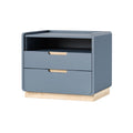 Moderne nachtkast met twee lades en open vak, blauw met houten basis.